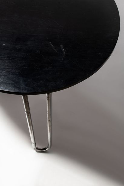 TRAVAIL BAUHAUS Germany, Circa 1930



Circular pedestal table



Chromed steel tubular...