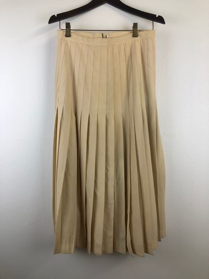 Christian DIOR Boutique 1980's 

Lot of two pleated wool skirts:

- One ivory color,...