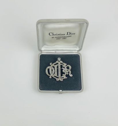 CHRISTIAN DIOR 1987 

DIOR brooch in silver plated metal and rhinestones

In a case...