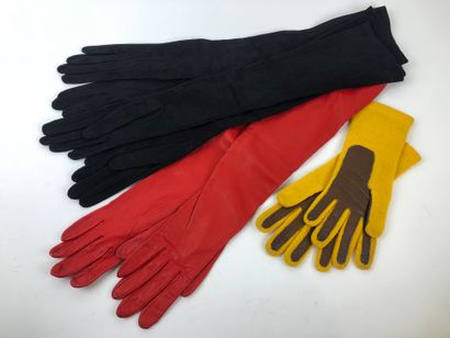 null 1980's 

Lot of 4 pairs of gloves including:

- 1 pair of Christian Dior gloves...