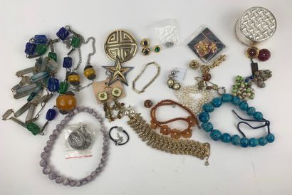 null Lot of various costume jewelry 

Condition report : Good general condition