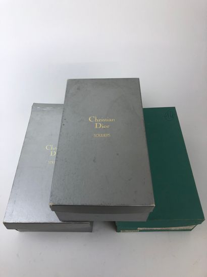 CHRISTIAN DIOR Années 1980 

Trois paires d’escarpins, taille 8 1/2

Deux boites...