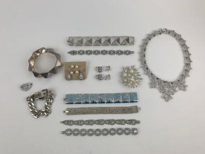 null 1980's 

Lot of various unsigned jewels in silver plated metal and rhinestones

...