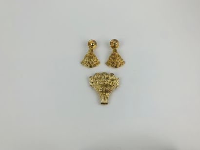 CHRISTIAN DIOR Années 1980 

Paire de pendants d”oreilles et broche en métal doré...