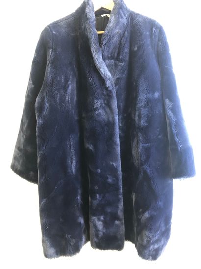 CHRISTIAN DIOR CRAVATES Années 1980 

Manteau en fausse fourrure bleue 

Rapport...