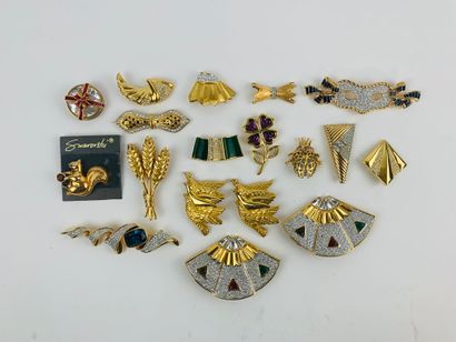 SWAROVSKI 1980's

 Lot of 18 various brooches, most of them signed 

 Condition report:...