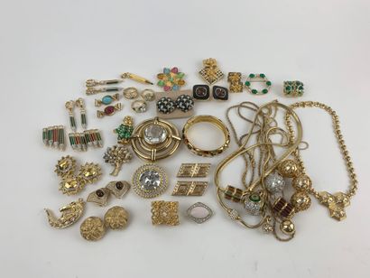 null 1980's 

Lot of various costume jewelry 

Condition report : Very good general...