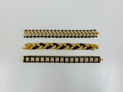 SWAROVSKI 1980's 

Set of 3 gold metal, enamel and rhinestone bracelets

Siglés

Lengths:...