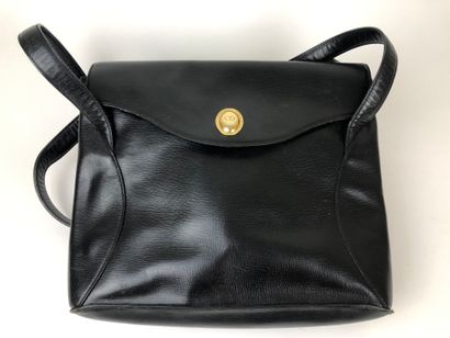 CHRISTIAN DIOR 1980's 

Lot of two handbags:

- Black grained leather shoulder bag

CD...