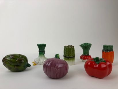 CHRISTIAN DIOR 1980's 

Suite of 7 salt and pepper shakers in porcelain forming vegetables,...