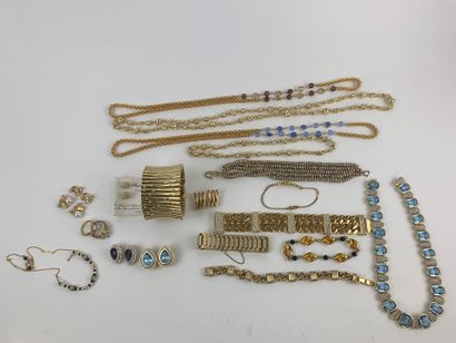 null 1980's

 Lot of various costume jewelry 

Condition report : Very good general...
