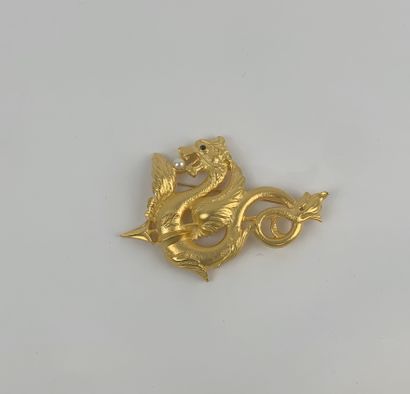 Karl LAGERFELD 1980's 

Important dragon brooch in gilded metal. 

Signed KL

Case...