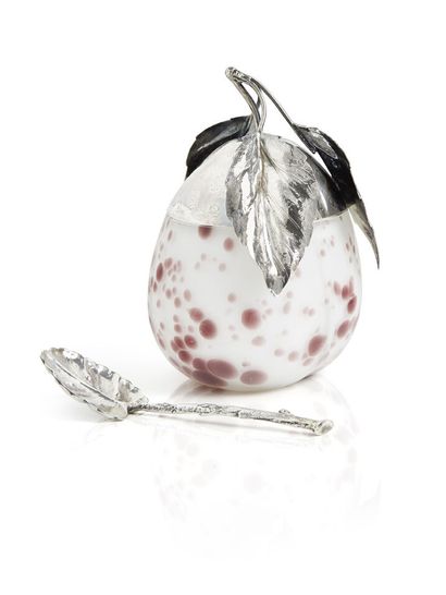 BUCCELLATI Confiturier en verre de Murano et argent (925) 
En forme de prune tachetée.
Poids...