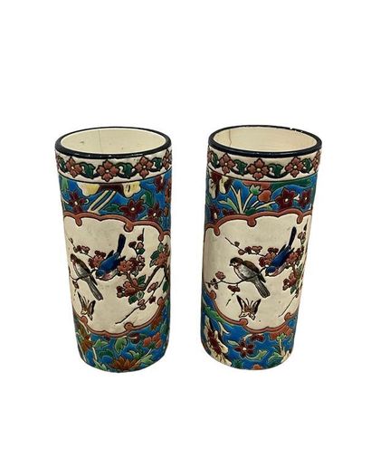 LONGWY Deux pots cylindriques en faïence émaillée polychrome à décor de colibris
Marque...