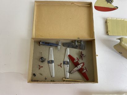 MECCANO - Constructeur d'Avions Bad condition
Damaged cardboard box
We joined some...