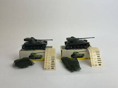 DINKY TOYS FRANCE-ref 801-Deux chars AMX 13T TBE, avec stickers et filets de camouflage,...