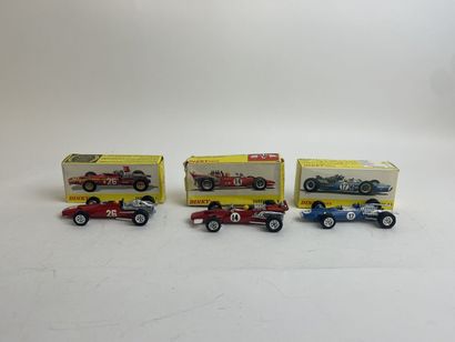 DINKY TOYS FRANCE : Trois voitures de F1 ref 1422: Ferrari F1 3L, BE with road sign...