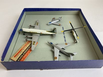 DINKY TOYS FRANCE - Ref 60 Coffret Avions Including 4 devices 60A 60B, 60D, 60E
TBE
Cardboard...