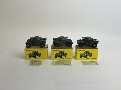 DINKY TOYS FRANCE-ref 814: Trois Auto-mitrailleuses AML Panhard X3-TBE with their...