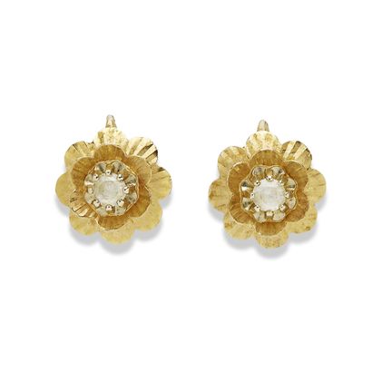 null Pair of 18K (750) gold earrings with floral design, total gross weight: 3,67...