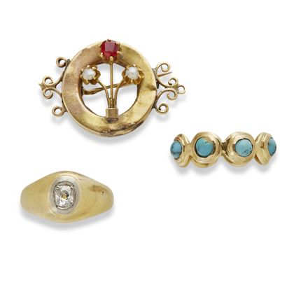 null Set of gold jewelry including: a signet ring in 18K gold set with a small old...