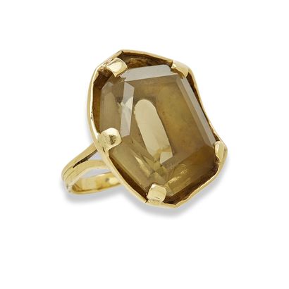 null Quartz ring

In 18K (750) gold set with a pentagonal smoky quartz, TDD: 52,...