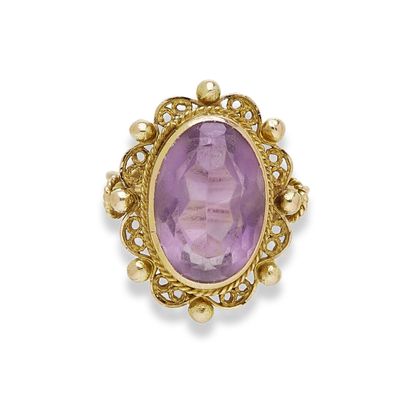 null Amethyst ring
In 18K (750) gold set with an oval amethyst, gross weight: 7.08g,...