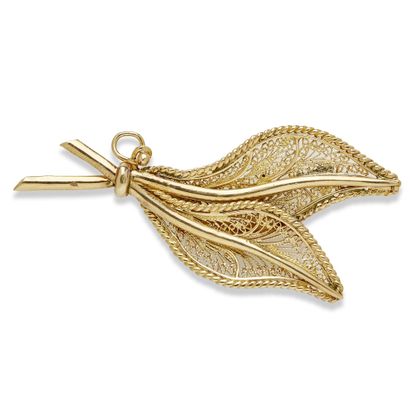 null Brooch in 18K (750) gold showing two stylized leaves tied with a ribbon, gross...