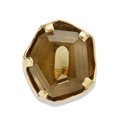null Quartz ring

In 18K (750) gold set with a pentagonal smoky quartz, TDD: 52,...