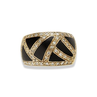 null Enamel and diamond ring

18K (750) yellow gold ring decorated with black enamel...