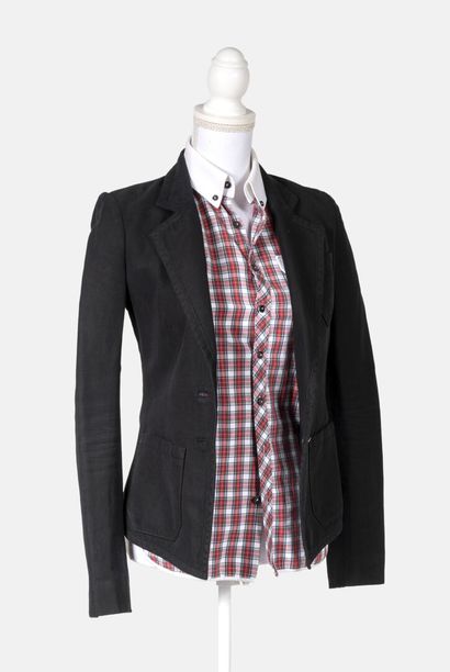 BALENCIAGA Lot comprenant:

- Une veste en lin et coton noir, Taille 36

- Une chemise...