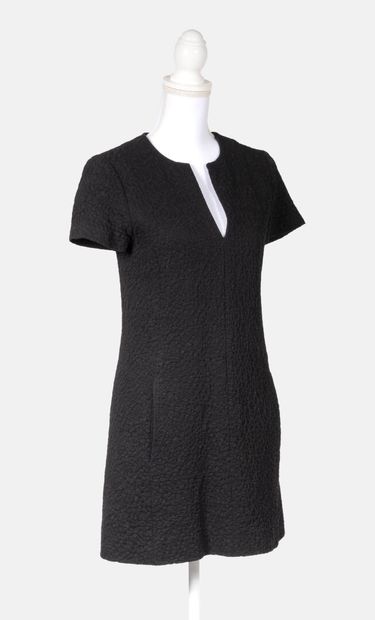 BALENCIAGA Robe en coton noir à manches courtes

Tissus à motif brodé noir formant...