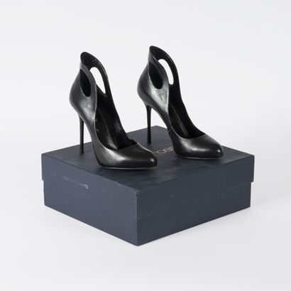 Sergio ROSSI Pair of black leather pumps



Size 36,5



Box