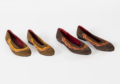 HERMES Two pairs of brown suede ballerinas with Indian feather embroidery

Size 37...