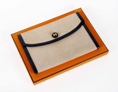 HERMES Clutch bag, model RIO

In cotton canvas and navy leather

16,5 x 24 cm 

...