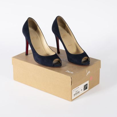 Christian LOUBOUTIN Pair of navy suede pumps



You You model

Size 36



Box