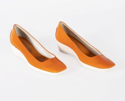 TODS A pair of orange patent leather shoes with wedge heels, size 37, dustbag