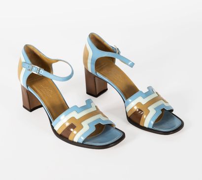 HERMES Hermès-Pair of blue and beige patent leather sandals

Size 37,5