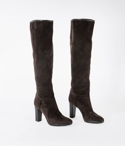 Loro PIANA Paire de bottes hautes en daim chocolat

Taille 38