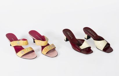 PRADA ET EMMANUEL UNGARO Une paire de mules en cuir verni blanc et bordeaux, taille...