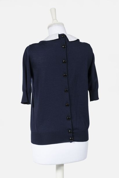 LOUIS VUITTON Navy blue wool short sleeve sweater



White cotton Claudine collar,...