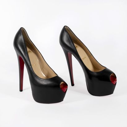 Christian LOUBOUTIN Pair of open toe pumps Daffodile model

Black leather

Size 39,5...