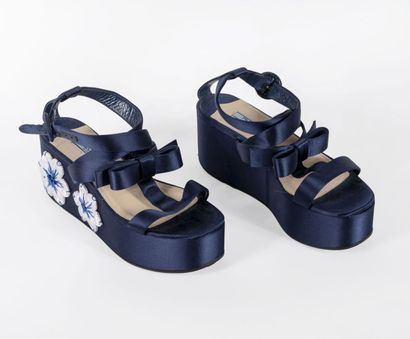 PRADA Pair of navy blue satin wedge sandals with flowers application

Size 39.5
...