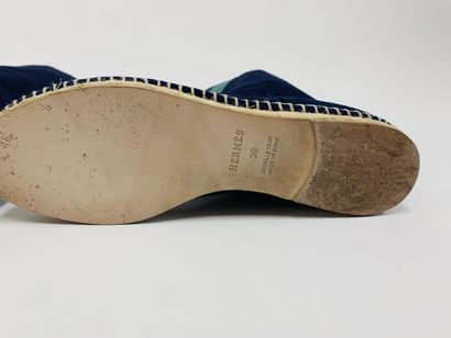 HERMES Paire de bottes espadrilles en coton bleu et cuir vert

Taille 39