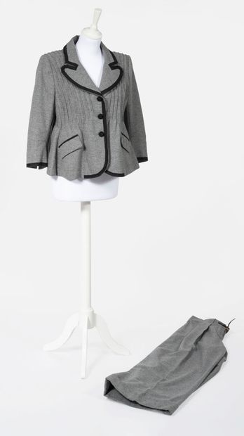 LOUIS VUITTON Tailleur pantalon en laine gris chiné et gros grain de soie noire

Veste...