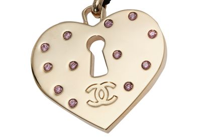 CHANEL Porte-clefs "Charm" coeur en métal doré, Printemps-été 2002

signed double...