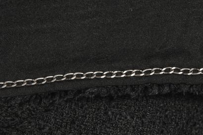 CHANEL Veste en tweed noir, collection Croisière, 2009

labelled, size 48, enamelled...