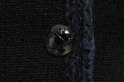 CHANEL Veste à boutonnage simple en laine bouclée noire, moderne

labelled, size,...