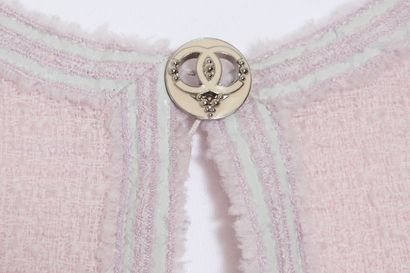 CHANEL Veste en tweed rose pale, collection croisière 2009

commercial line, labelled,...