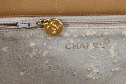 CHANEL Sac à rabat matelassé en cuir beige, 1994-96,

stamped, with remnants of serial...